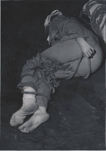 Parte del performance durante la exposicion de Aejandro Montoya, en referencia a la violencia a las mujeres