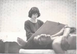 Alejandro Montoya bocentando en una morgue